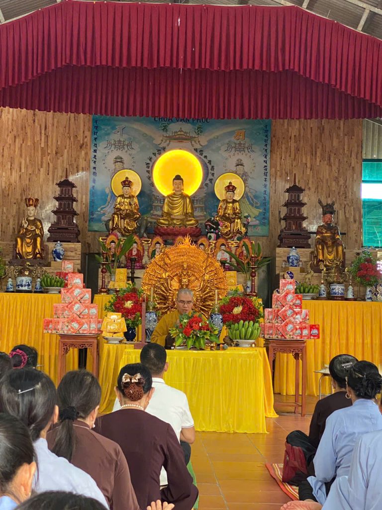 Thọ Bát Quan Trai Giới tại chùa ở Phú Thọ, gần Sơn Tây Hà Nội, Thổ Tang