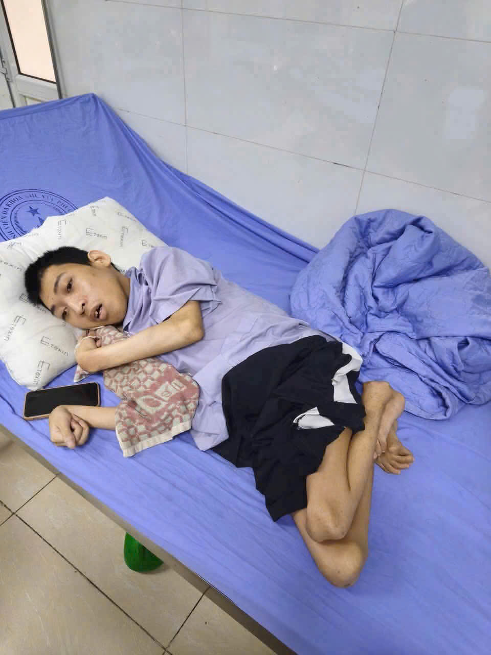 THƯ KÊ GỌI ỦNG HỘ TỪ THIỆN: NGƯỜI ĐÀN ÔNG TẬT BỆNH GỒNG GÁNH 8 NHÂN KHẨU